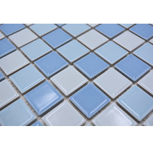 Nahaufnahme von Mosaikfliesen mit quadratischen Elementen