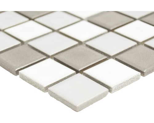 Mosaikfliese aus Keramik mit quadratischen Elementen in Grau und Weiß