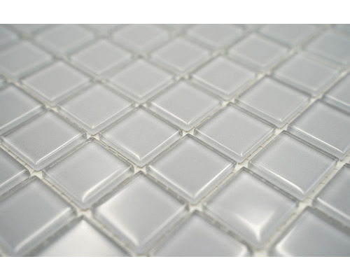 Nahaufnahme von quadratischen Glasmosaikfliesen