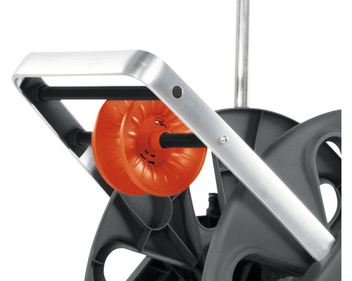 Detailansicht einer Gartenschlauchaufroller-Einheit mit orangefarbener Schlauchtrommel