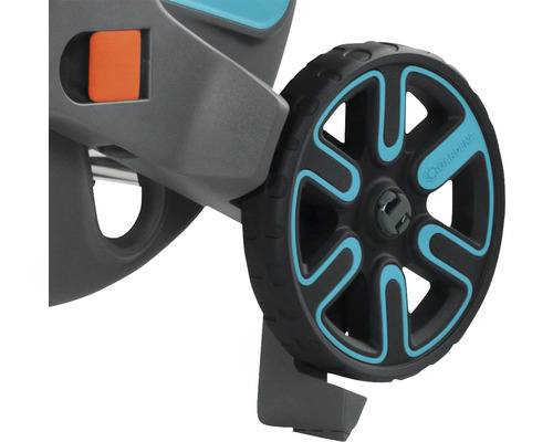 Detailansicht eines Gartenwagenrades mit Feststellbremse