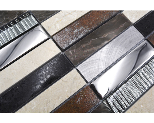 Nahaufnahme einer Mosaikfliese mit verschiedenen Materialien und Texturen