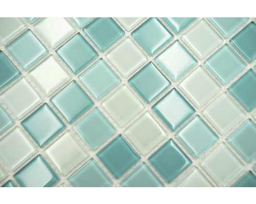 Nahaufnahme von quadratischen Glasmosaikfliesen