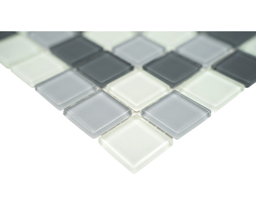 Mosaikfliesen mit quadratischen Glassteinen