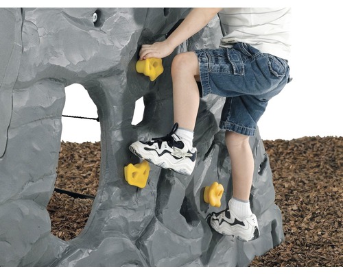 Kind klettert an einer grauen Kletterwand mit gelben Griffen