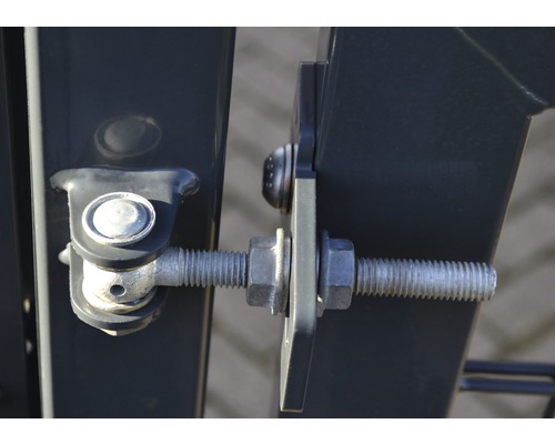Detailansicht eines Metallzaun-Scharniers mit Schrauben und Muttern