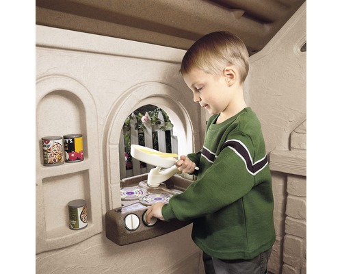 Junge spielt mit Spielzeugküche im Kinderhaus