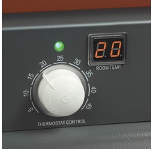 Nahaufnahme eines Thermostatreglers mit digitaler Anzeige