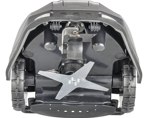 Unterseite eines Rasenmähroboters mit Klingen und Rädern