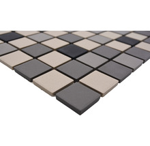 Mosaikfliesen mit quadratischen Steinen