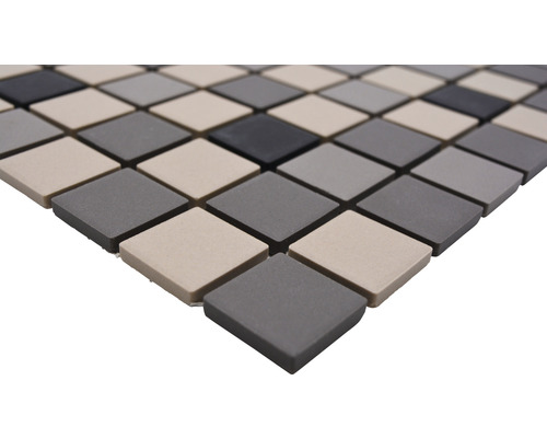 Mosaikfliesen mit quadratischen Steinen