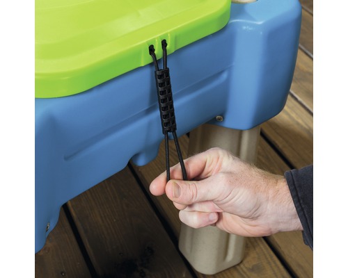 Detailaufnahme eines Spieltisches mit einer schwarzen Zugschnur