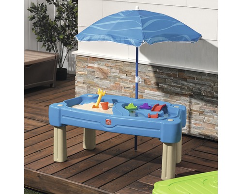 Sand- und Wassertisch mit Sonnenschirm und Spielzeug
