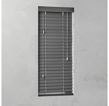 Graue Holzjalousie am Fenster