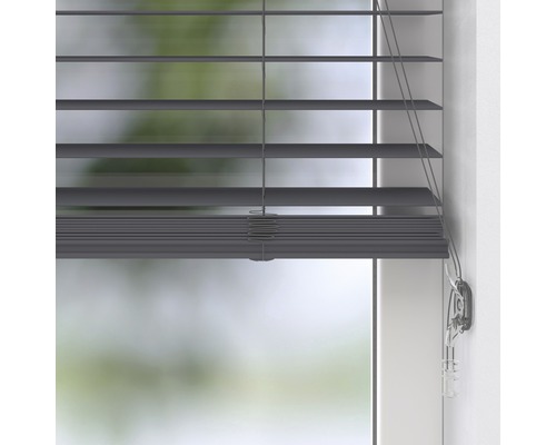 Graue Jalousie am Fenster zur Lichtregulierung