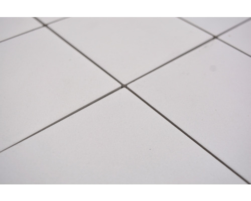 Nahaufnahme von quadratischen Fliesen mit Fugen