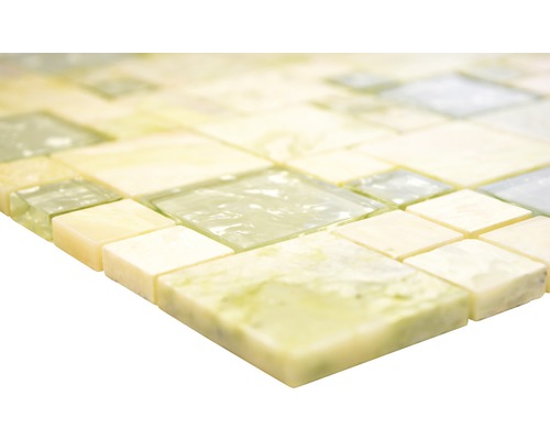 Mosaikfliese mit quadratischen Elementen.