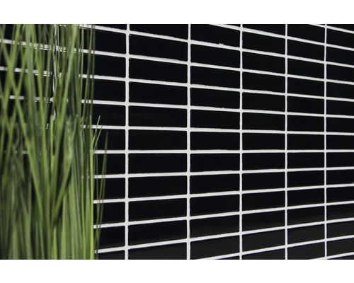 Schwarze Mosaikfliesen mit weißen Fugen