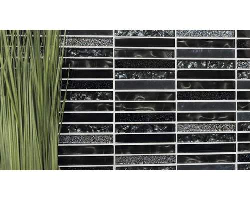 Dekorative Mosaikfliese mit länglichen, schwarzen Elementen