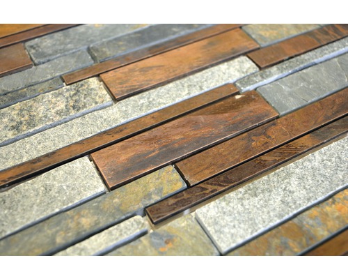 Nahaufnahme von Wandfliesen aus Stein und Metall