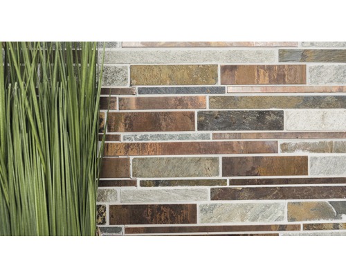 Mosaikfliesenwand mit Pflanze im Vordergrund