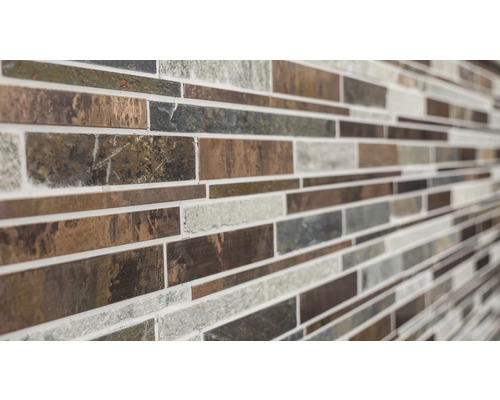 Mosaikfliesenwand mit länglichen Steinen unterschiedlicher Materialien