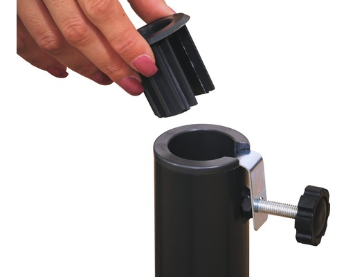 Detailaufnahme eines schwarzen Rohrs mit Klemmhalterung und einer Hand, die ein Kunststoffteil einsetzt