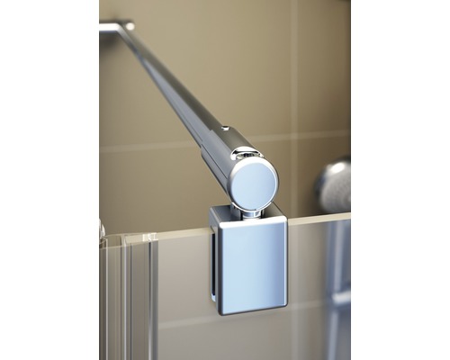Detail einer Duschkabine mit Stabilisationsstange aus Metall