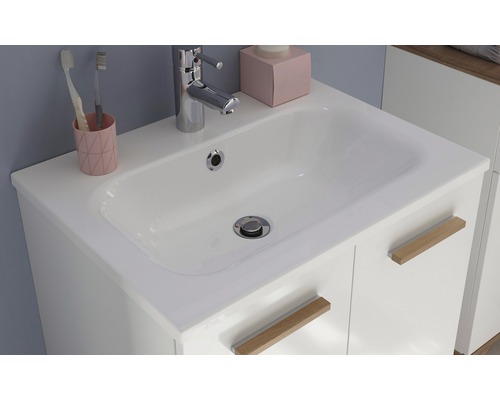 Waschtisch mit Unterschrank, Armatur und Accessoires im Badezimmer