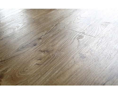 Nahaufnahme von Laminatboden mit Holzmaserung