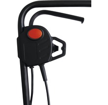 Detailansicht einer Bedieneinheit mit rotem Knopf und Kabeln