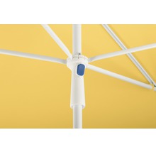Detailansicht eines Sonnenschirms mit weißem Gestell und gelbem Schirmdach