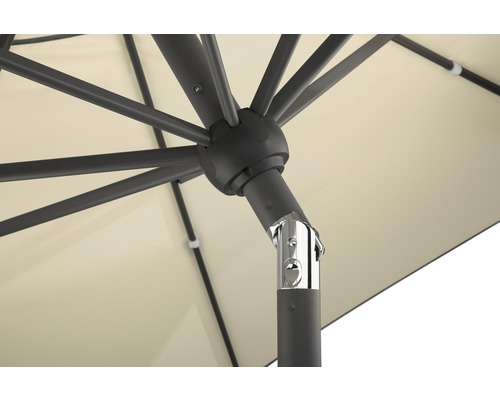 Detailansicht eines Sonnenschirms mit Streben, Mast und Mechanik