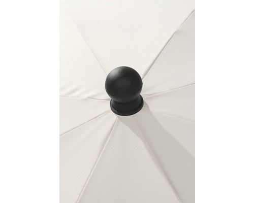 Detailaufnahme des oberen Teils eines Sonnenschirms