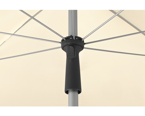 Detailansicht eines Sonnenschirms mit Streben und Mechanismus