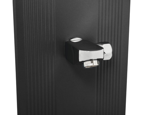 Nahaufnahme eines Wasserhahns an einer Duschsäule