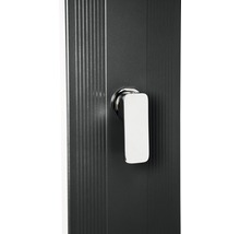 Detailaufnahme einer Duschsäule mit Armatur