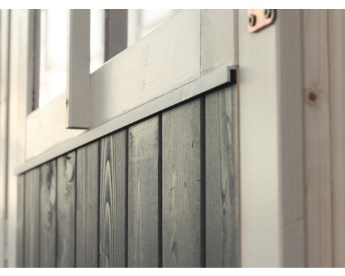 Detailansicht einer Holzwand mit Fensterrahmen.