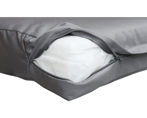 Detailansicht eines grauen Outdoor-Sitzkissens mit Reißverschluss