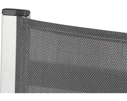 Detailansicht eines Sichtschutzzauns aus Aluminium und Textil