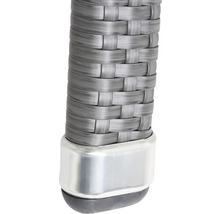 Detailansicht eines Rattanmöbelfußes mit Metallabdeckung