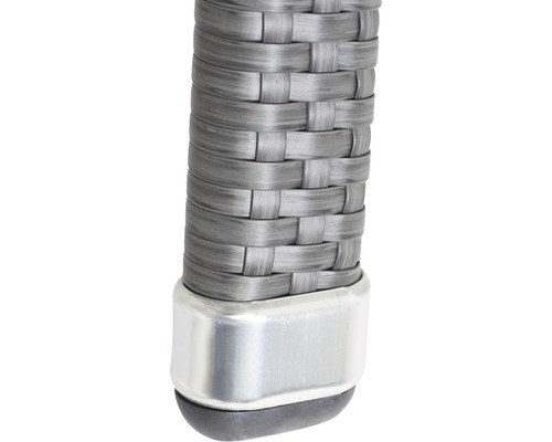 Detailansicht eines Rattanmöbelfußes mit Metallabdeckung