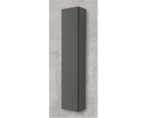 Schmaler, grauer Heizkörper an einer Wand
