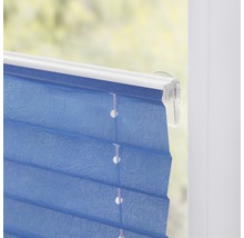 Detailansicht eines blauen Plissees mit Halterung am Fenster