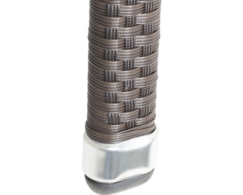 Detailansicht eines Stuhlbeins mit Rattanstruktur und Metallfuß