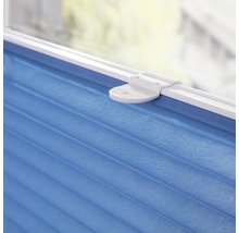 Nahaufnahme einer blauen Faltjalousie mit weißer Halterung am Fenster