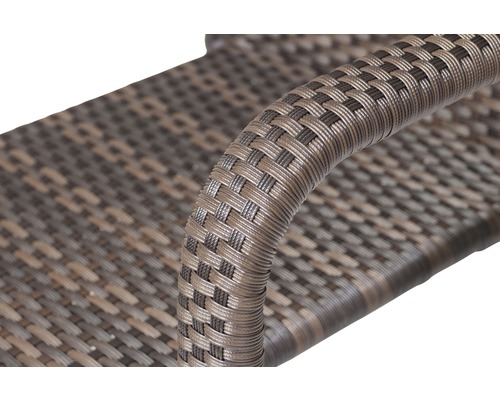 Detailansicht eines Gartenstuhls mit Rattanmuster