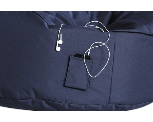 Nahaufnahme eines blauen Sitzsacks mit Handytasche und Kopfhörern
