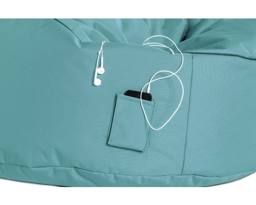 Nahaufnahme eines Sitzsacks mit Tasche, Kopfhörern und Smartphone