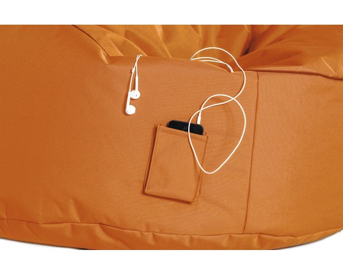 Detailansicht eines Sitzsacks mit Tasche, Smartphone und Kopfhörern